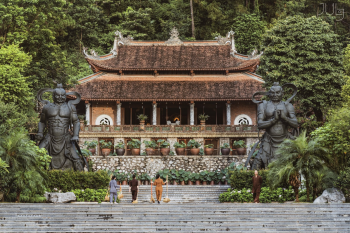 Tại sao vào chùa một mình có cảm giác sợ hãi ?